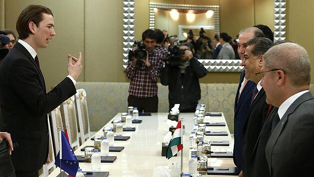 Außenminister Kurz bei seiner Unterredung mit dem kurdischen Außenminister Falah Mustafa Bakir (Bild: APA/AUSSENMINISTERIUM/DRAGAN TATIC)