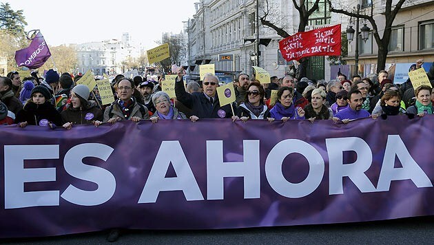 Der Zeitpunkt des Wandels ist für die Anhänger der Podemos-Bewegung nun gekommen. (Bild: APA/EPA/CHEMA MOYA)