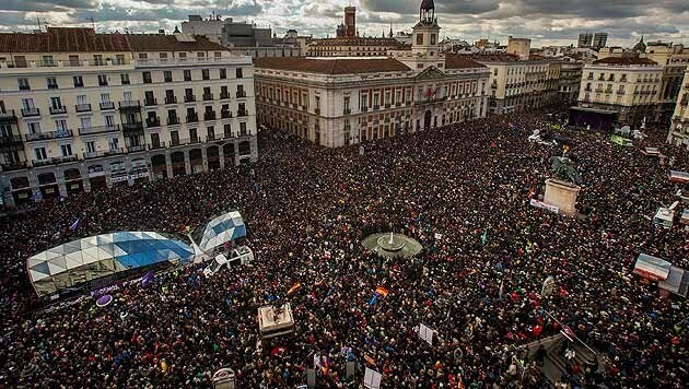 Menschenmassen auf der Puerta del Sol: Mindestens 100.000 sollen bei der Kundgebung gewesen sein. (Bild: AP)