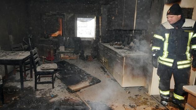 Die ausgebrannte Wohnung (Bild: Als die Feuerwehr am Unglücksort eintraf, stand das Erdgeschoß n)