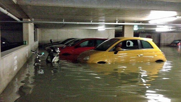50 Autos wurden durch das Wasser beschädigt. (Bild: BG)
