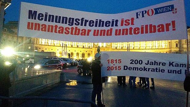 Diese Transparente hielten Anhänger der FPÖ in der Sperrzone hoch. (Bild: twitter.com/Christoph Weiss)