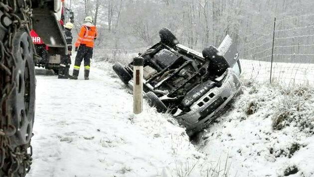Ein Auto schlitterte in der Steiermark von der Schneefahrbahn und landete "kopfüber" im Graben. (Bild: APA/LFV/MEIER)