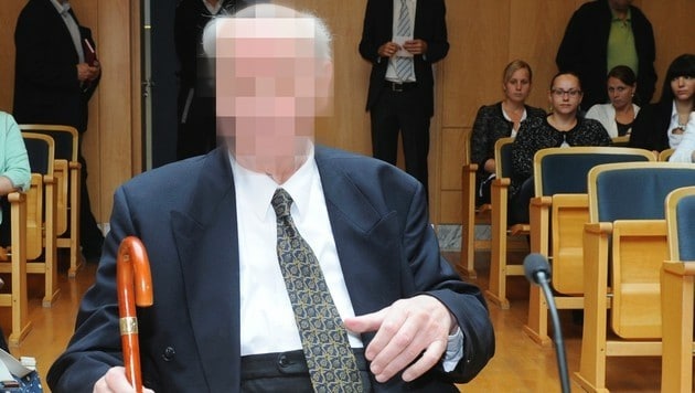 Der angeklagte ehemalige Konviktsdirektor des Stiftes Kremsmünster (Bild: APA/HANNES MARKOVSKY)