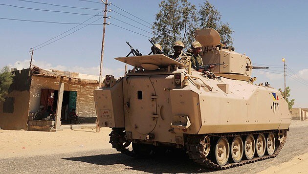 Die ägyptische Armee führt seit geraumer Zeit Operationen gegen Extremisten auf dem Sinai durch. (Bild: AP)