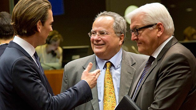 Außenminister Kurz mit Nikos Kotzias (Mitte) und Deutschlands Frank-Walter Steinmeier (rechts) (Bild: AP)