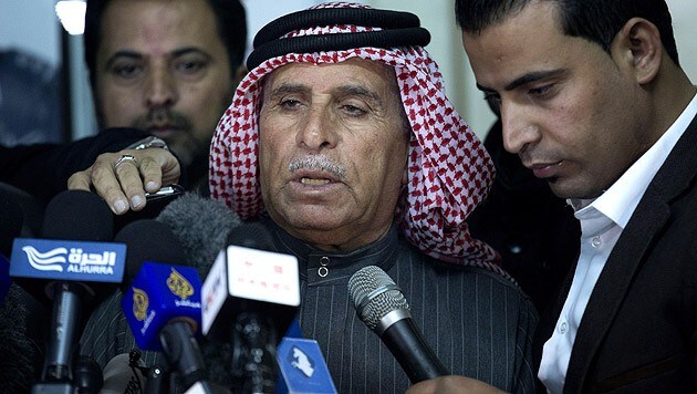 Der Vater der jordanischen Geisel bittet die IS-Dschihadisten via Medien um Gnade für seinen Sohn. (Bild: AP)
