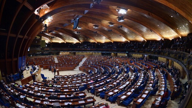 Der Plenarsaal des Europarats in Straßburg (Bild: RAINER JENSEN/EPA/picturedesk.com)