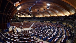 Der Plenarsaal des Europarats in Straßburg (Bild: RAINER JENSEN/EPA/picturedesk.com)