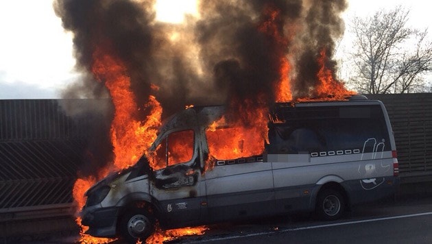 Dieser Kleinbus stand auf der Westautobahn in Flammen. (Bild: "Krone"-Leserreporter Max Zeitler)