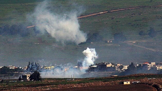 Israel feuerte nach dem Hisbollah-Angriff Dutzende Raketen auf das Grenzgebiet im Südlibanon ab. (Bild: AP)