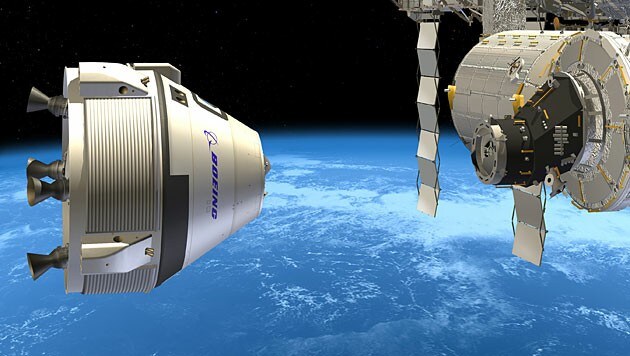 Die künstlerische Darstellung zeigt die Boeing-Kapsel vor dem Andocken an der ISS. (Bild: Boeing)