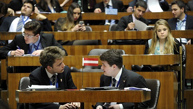 Jugendliche simulieren das Europäische Parlament während einer Plenarsitzung. (Bild: APA/HERBERT PFARRHOFER)