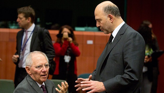 Deutschlands Finanzminister Wolfgang Schäuble und sein französischer Amtskollege Pierre Moscovici (Bild: AP)