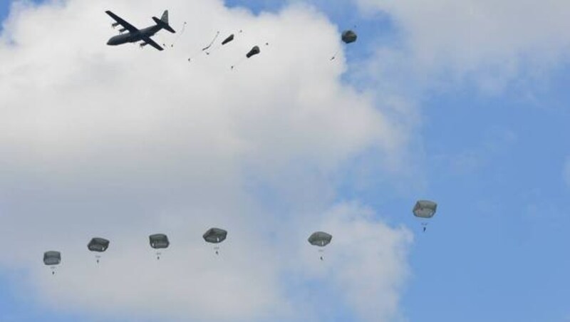 Fallschirmjäger der 173. Luftlandebrigade bei einem Übungssprung (Bild: Facebook.com/173rd Airborne Brigade)