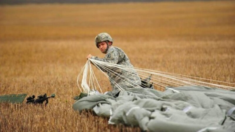 Fallschirmjäger der 173. Luftlandebrigade nach einer erfolgreichen Landung (Bild: Facebook.com/173rd Airborne Brigade)