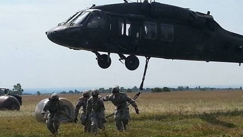 Mitglieder der 173. Luftlandebrigade schwärmen nach einer Landung mit dem Helikopter aus. (Bild: Facebook.com/173rd Airborne Brigade)