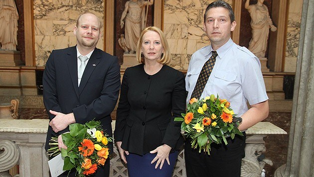 Nationalratspräsidentin Bures ehrte die Lebensretter Gregor Zöchling (li.) und Christian Trapel. (Bild: Andi Schiel)