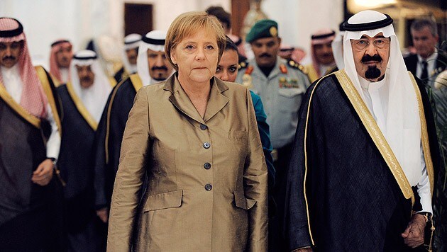 Merkel im Jahr 2010 zu Besuch bei dem inzwischen verstorbenen König Abdullah (Bild: RAINER JENSEN/EPA/picturedesk.com)