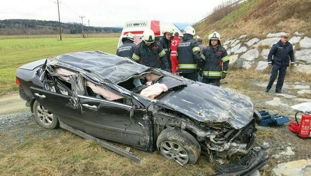 Der Wagen wurde bei dem Unfall im Burgenland völlig demoliert. (Bild: APA/STADTFEUERWEHR OBERWART)