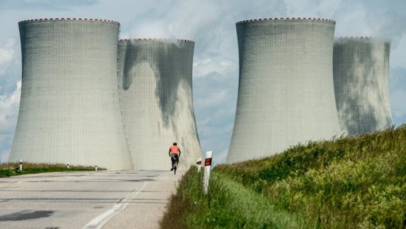 Blick auf die Kühltürme des AKW Temelin in Südböhmen (Bild: dpa/Armin Weigel)