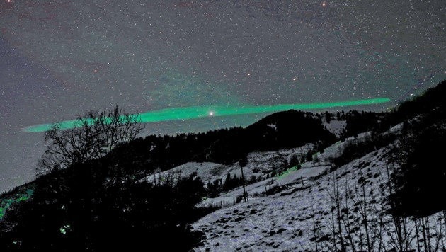 Für Staunen sorgte das grün leuchtende Himmelsphänomen in Salzburg. (Bild: Franz Neumayr/Hölzl/www.neumayr.cc)