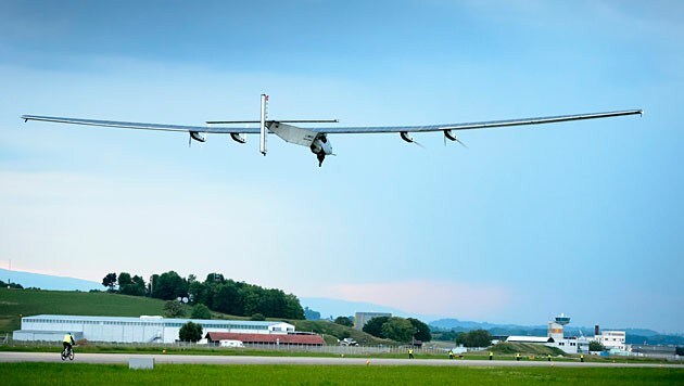 "Solar Impulse 2" bei einem Testflug in der Schweiz im Juni 2014 (Bild: EPA/Laurent Gillieron)