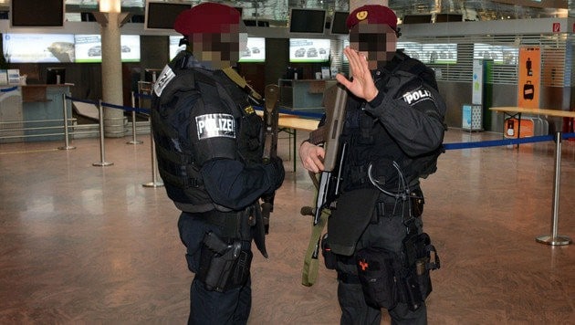 Schwer bewaffnete Cobra-Beamte patrouillierten am Flughafengelände. (Bild: Andreas Fischer)