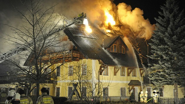 Der Dachstuhl des Schilcherwirt-Hauses im Lungau brannte lichterloh. (Bild: ROLAND HOLITZKY)
