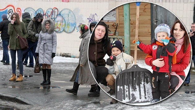 Die Menschen in der Ukraine warten auf bessere Zeiten. Nur wenigen Kindern ist ein Lächeln vergönnt. (Bild: Florian Hitz)