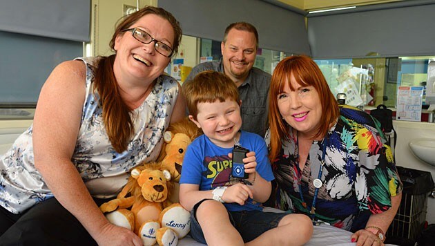 Xavier Hames mit seinen Eltern und einer Mitarbeiterin des Spitals (rechts) (Bild: AFP/Western Australia Health Department)