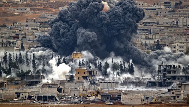 US-Luftangriff auf die Stadt Kobane (Bild: AP)
