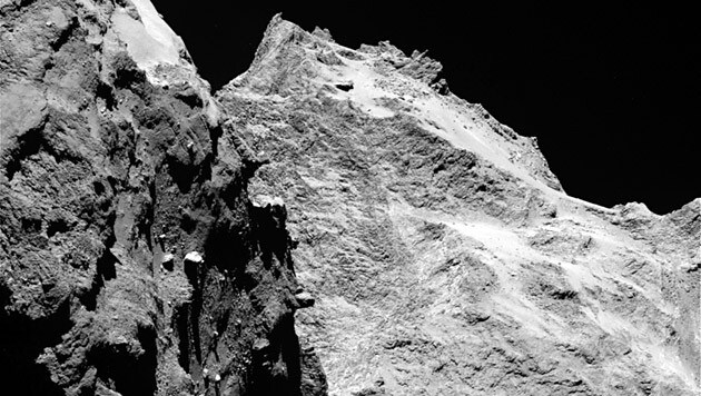 Der "Rücken" (links) und der "Hinterkopf" (rechts) des Kometen 67P/Tschurjumow-Gerasimenko (Bild: ESA/Rosetta/OSIRIS Team MPS/UPD/LAM/IAA/SSO/INTA/UPM/DASP/IDA)