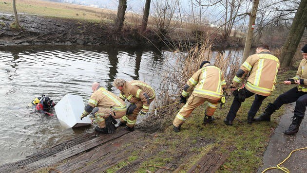 Die Einsatzkräfte der Feuerwehr zogen den Tresor aus dem Fluss. (Bild: Evelyn Hronek)