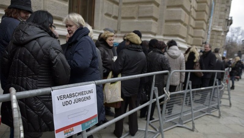 Zahlreiche Fans fanden sich vor dem Rathaus ein. (Bild: APA/HANS PUNZ)