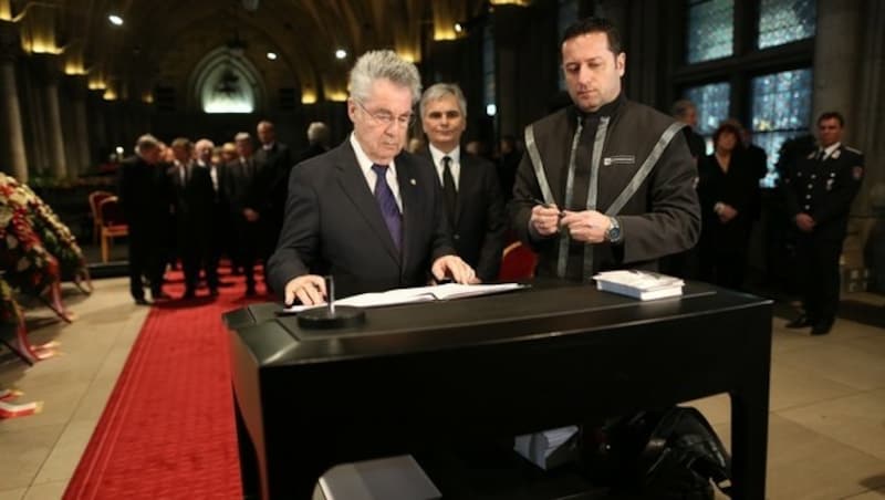 Bundespräsident Heinz Fischer beim Eintrag ins Kondolenzbuch (Bild: Gerhard Bartel)