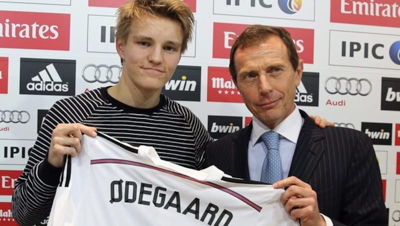 Martin Ödegaard mit Real-Legende Emilio Butragueno. (Bild: APA/EPA/BALLESTEROS)