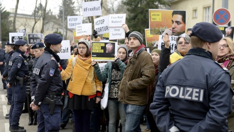 Amnesty-Kungebung vor der Saudischen Botschaft in Wien (Bild: APA/ROLAND SCHLAGER)