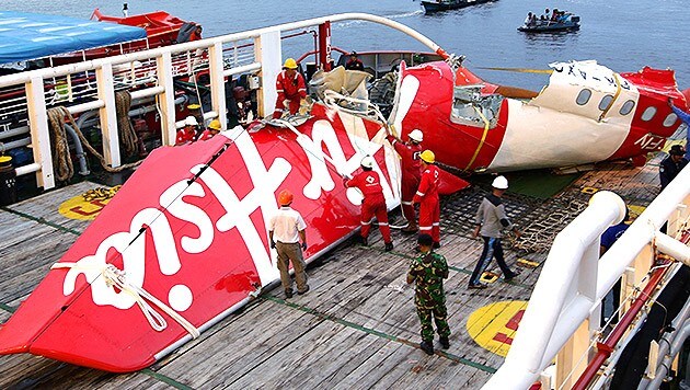 Ein Wrackteil der abgestürzten AirAsia-Maschine (Bild: AP)