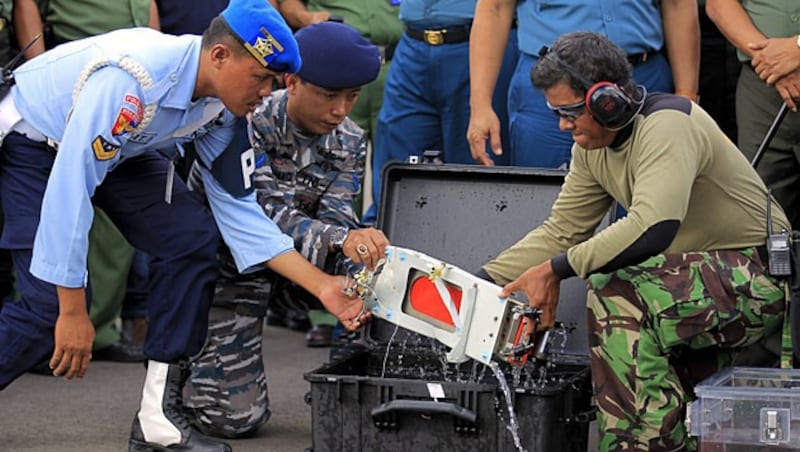 Der Flugdatenschreiber der AirAsia-Maschine... (Bild: APA/EPA/Bagus Indahono)