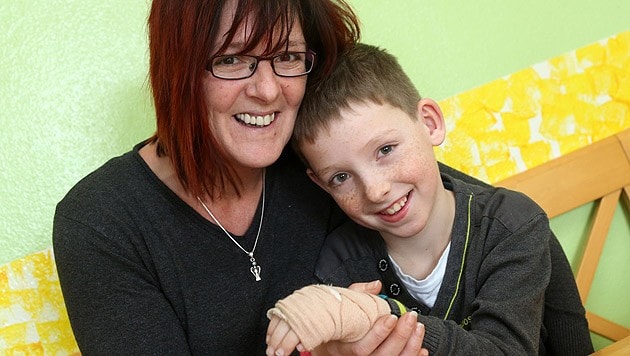Das hat weh getan: Mutter Brigitte zeigt die lädierte Hand ihres neunjährigen Sohns Simon. (Bild: Chris Koller)