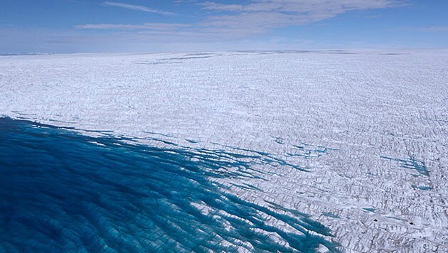 Schmelzwassersee (blau) auf Grönland-Gletscher (Bild: © Poul Christoffersen, University of Cambridge)