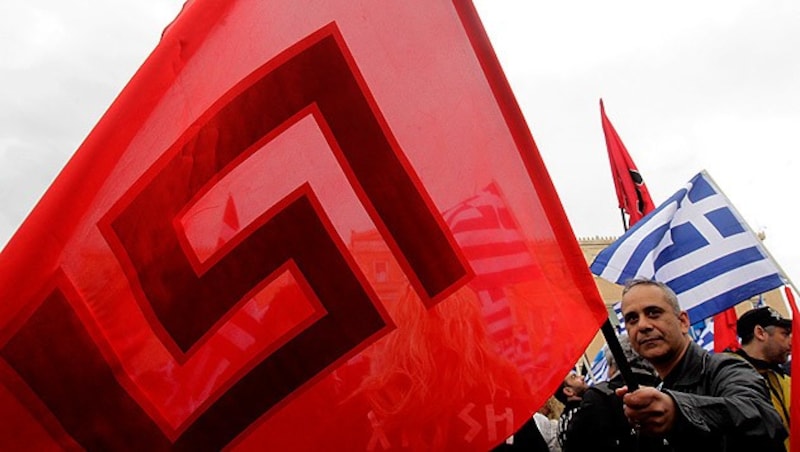 Anhänger der Partei vor dem griechischen Parlament (Bild: APA/EPA/ORESTIS PANAGIOTOU)