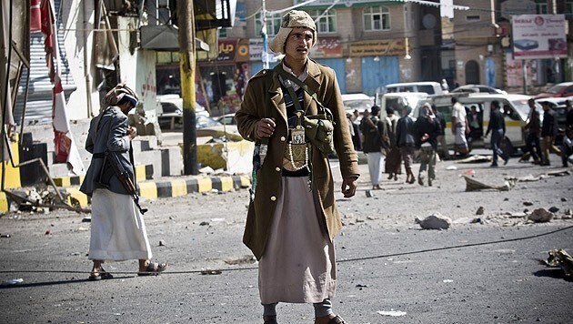 Ein Kämpfer der Houthi in Sanaa (Bild: AP)