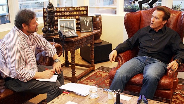 Werner Kopacka und Arnold Schwarzenegger bei einem ihrer vielen Interviews - hier im Jänner 2011. (Bild: Christian Jauschowetz)