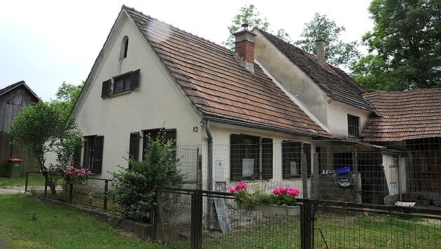 In diesem Haus hielt der 49-Jährige die Frau über Wochen hinweg gefangen. (Bild: APA/Siegfried Ullrich)