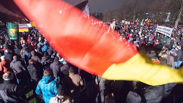 In Dresden demonstrieren jeden Montag Pegida-Anhänger gegen eine "Islamisierung" Deutschlands. (Bild: AP)