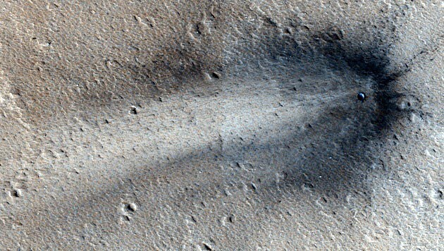 Etwa zwölf Meter Durchmesser hat der neu entdeckte Krater auf dem Mars. (Bild: NASA/JPL-Caltech/University of Arizona)