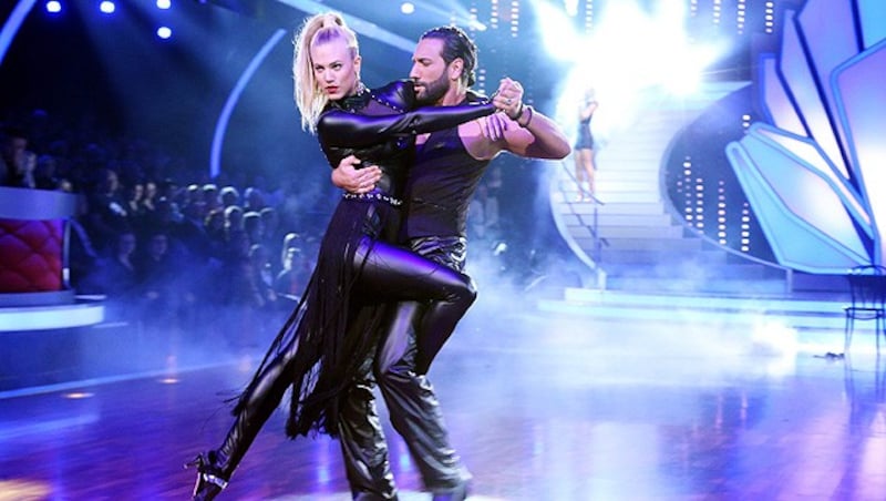 Larissa Marolt und Tanzpartner Massimo Sinato beim "Latextango" (Bild: RTL/Stefan Gregorowius)