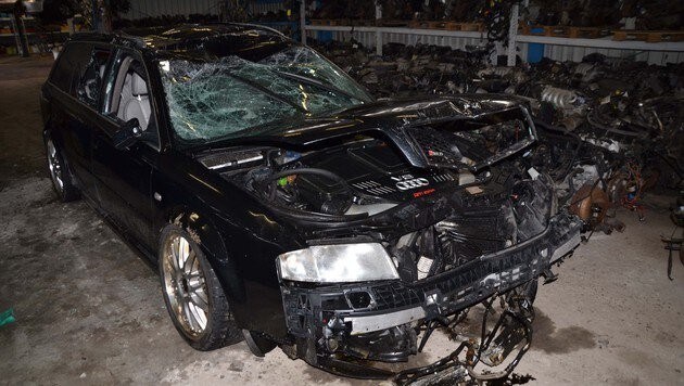 Der Audi wurde bei dem Unfall völlig zerstört. (Bild: Heinz Weeber)